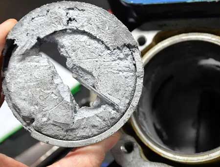 Piston damage from faulty fuel injector Piston damage caused by faulty fuel injector